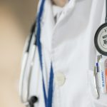 40  רופאים, סטאז'רים ורוקחים נעצרו בחשד שעסקו ברפואה ללא הכשרה