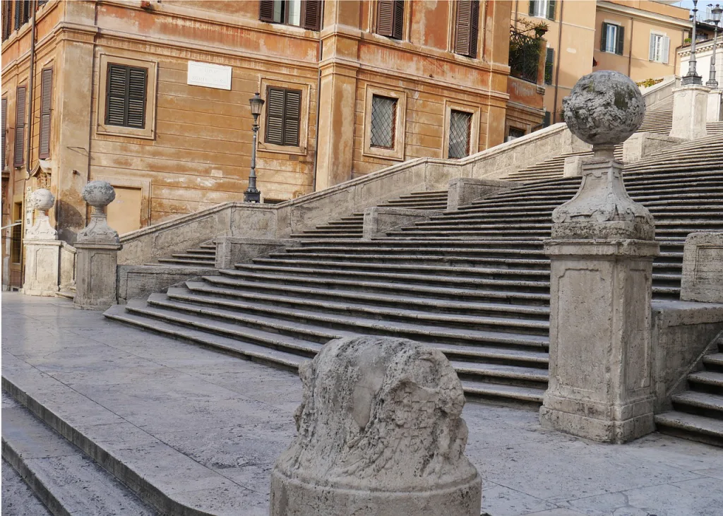 אסי מוש – עובדות על המדרגות הספרדיות