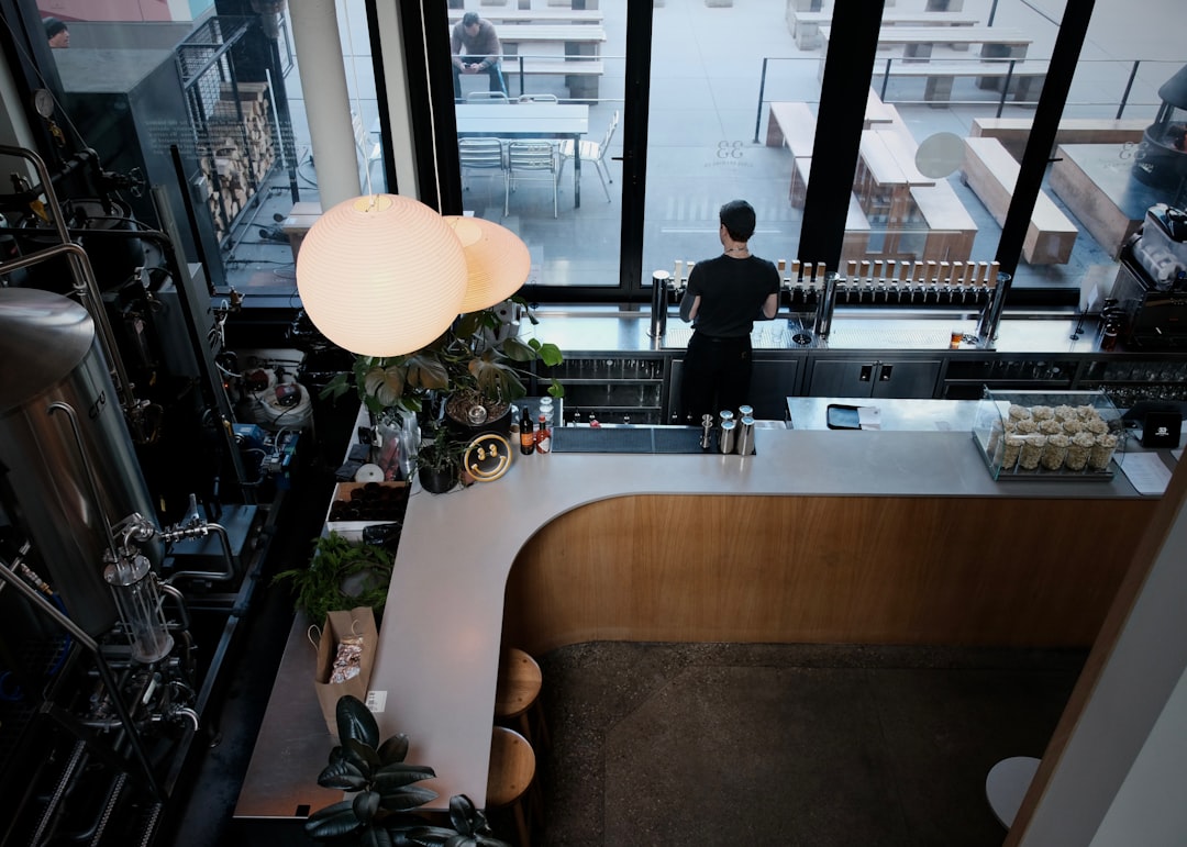 סיפור ההצלחה של ג'ורג' ורור: מהזדמנות נדל"ן קטנה למותג בינלאומי מוביל בתחום המסחרי והמלונאות