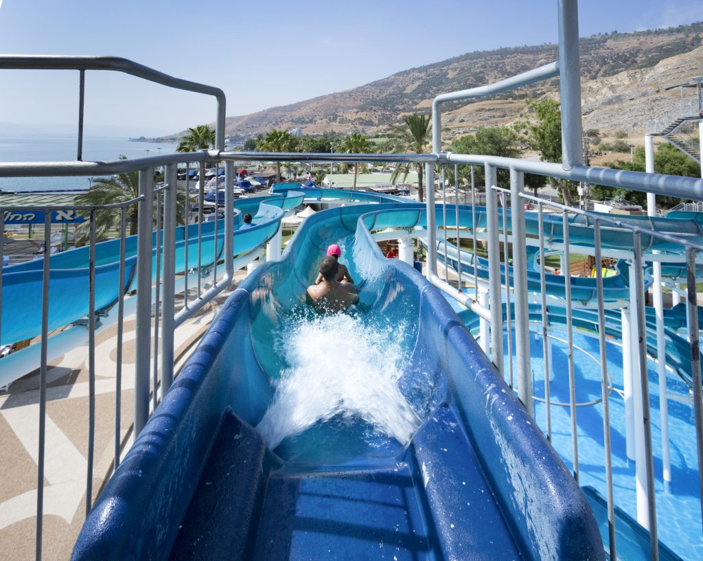 חוף גיא: השכרת כיסאות, שולחנות וציליות – הנוחיות המושלמת לעונת הקיץ 2026